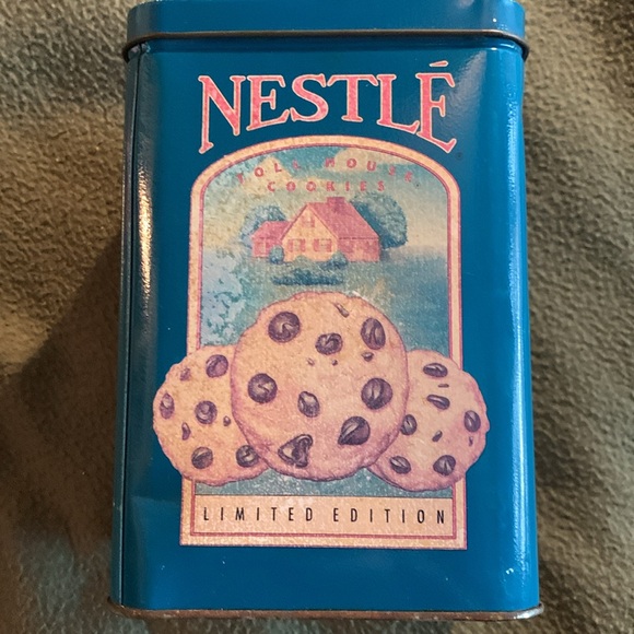 Nestle Toll House Cookies Limited Edition tin. Approx 4 1/4” x 6 1/4” - Picture 5 of 9